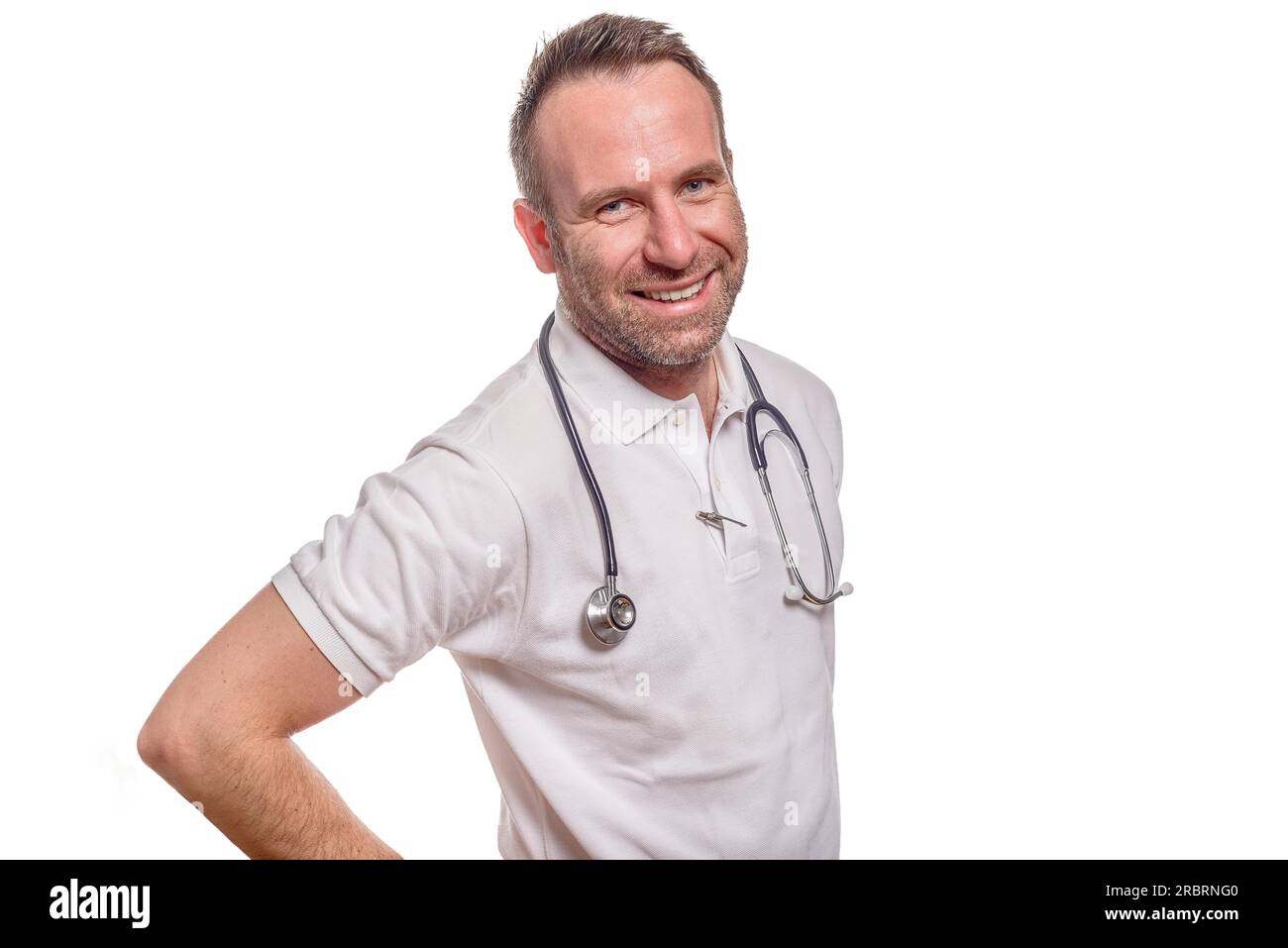 Beau médecin ou infirmière homme confiant debout dans une chemise blanche avec un stéthoscope autour de son cou isolé sur blanc Banque D'Images