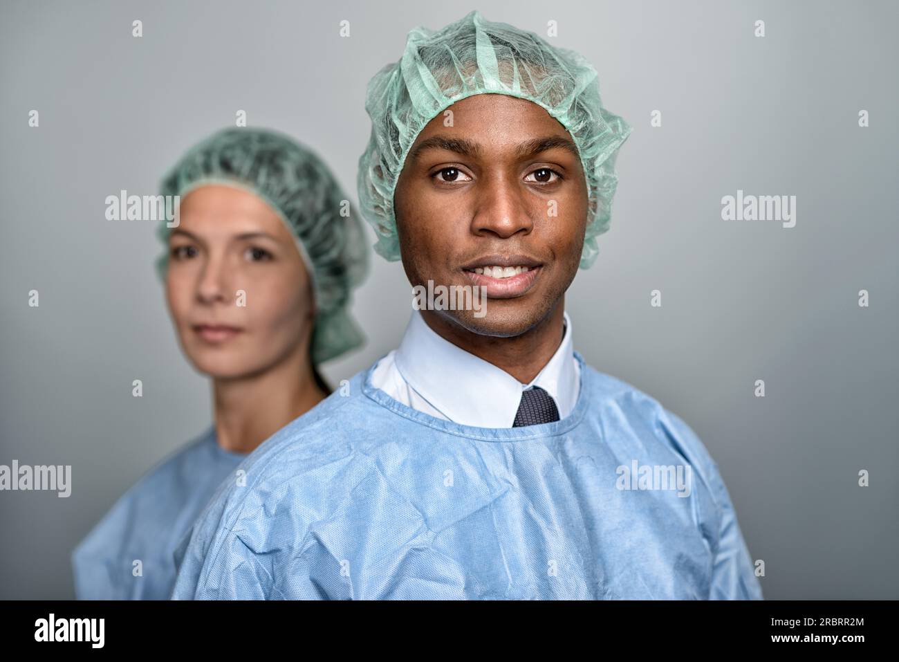 Professionnels de la santé hommes et femmes confiants souriant à la caméra, isolé sur fond blanc Banque D'Images