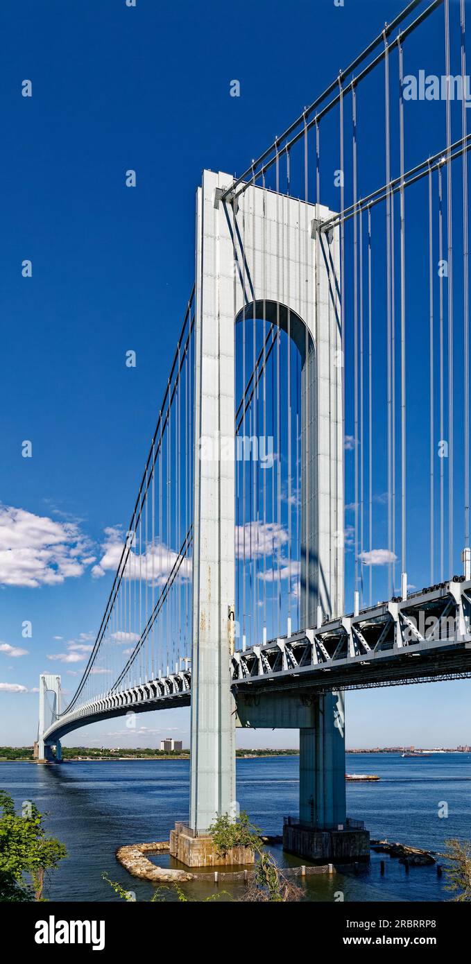 Verrazzano-Narrows Bridge relie Brooklyn à Staten Island, à New York. Le pont suspendu était la plus longue travée du monde, lorsqu’il a été construit en 1964. (couleurs vives) Banque D'Images