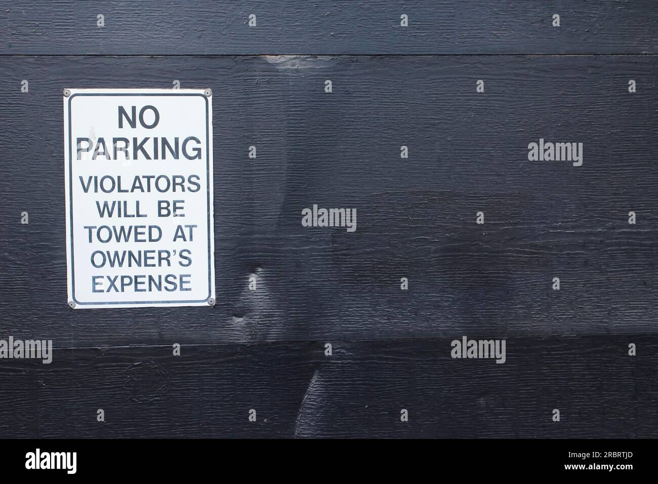 Pas de panneau de stationnement dans un environnement urbain Banque D'Images