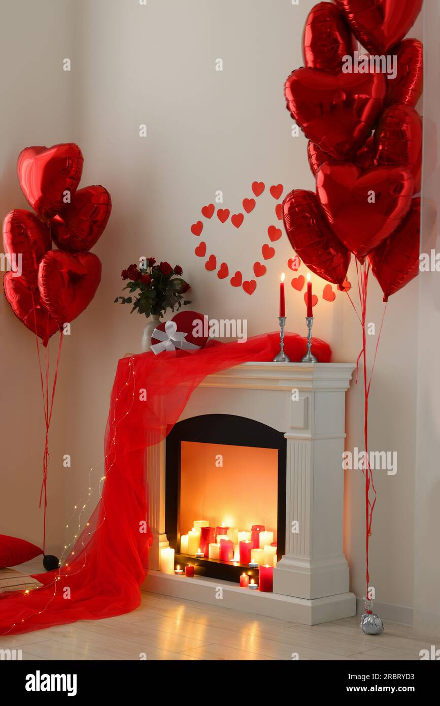 Chambre élégante avec cheminée et décoration Saint-Valentin. Décoration intérieure Banque D'Images