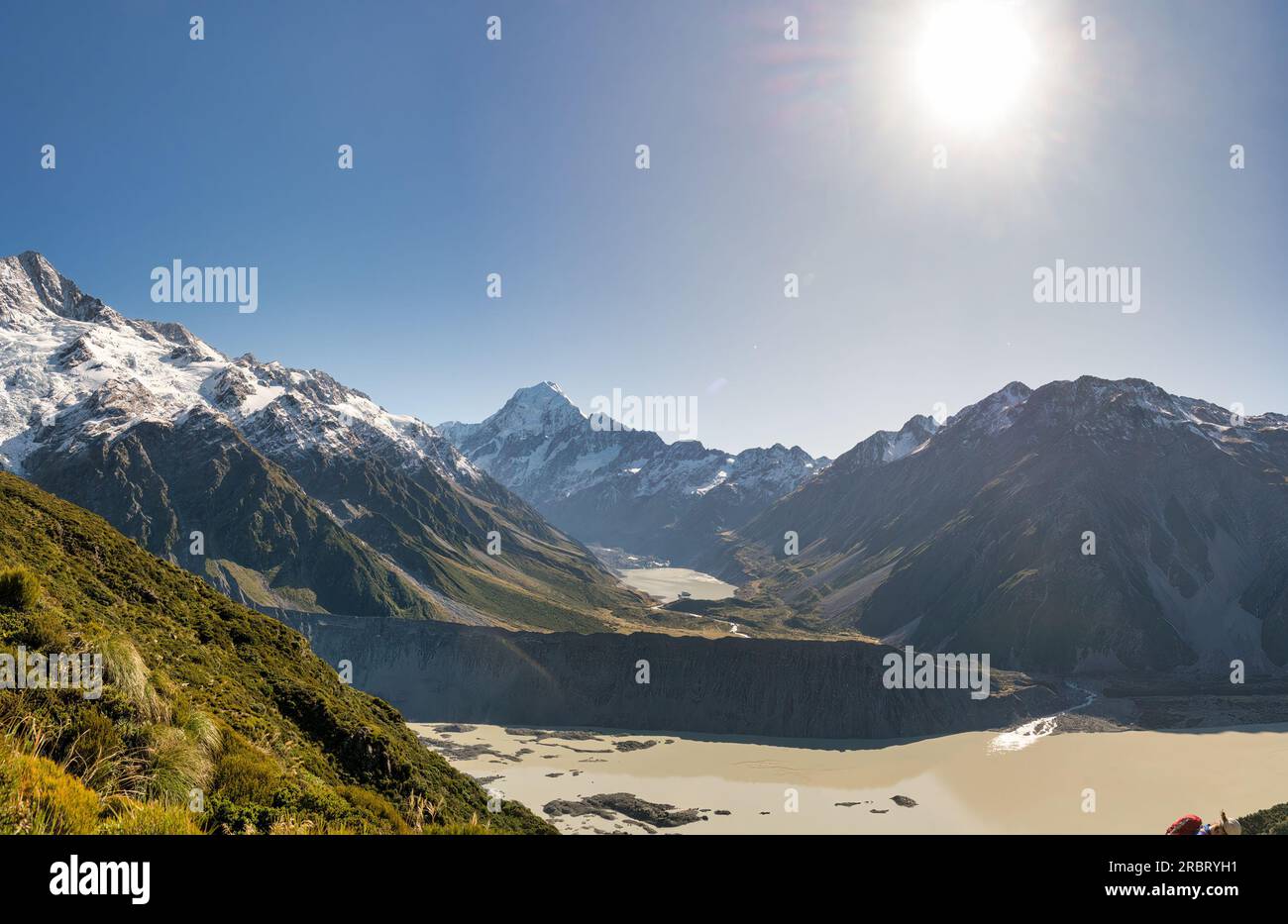 En regardant vers le bas de la piste Sealy Tarns dans le parc national aux lacs alpins Mueller et Hooker et Aoraki Mt Cook Banque D'Images