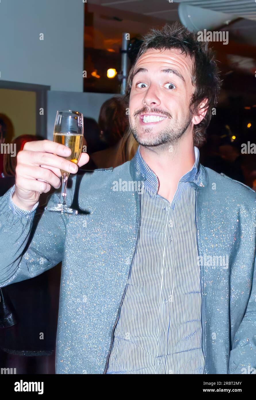 Darren McMullen prenant un verre à la Rosemount Australian Fashion week à Sydney le 28 avril 2008. Banque D'Images