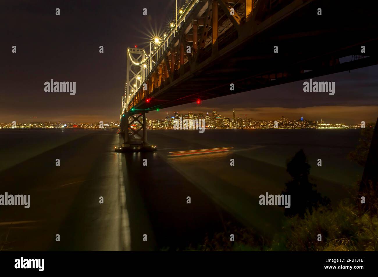 Crépuscule sur le pont de la baie de San Francisco et Skyline de Yerba Buena Island Banque D'Images