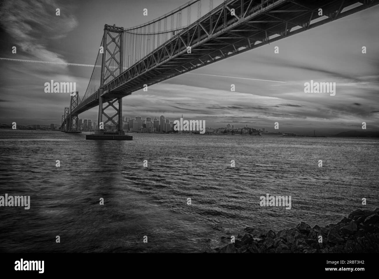 Crépuscule sur le pont de la baie de San Francisco et Skyline de Yerba Buena Island Banque D'Images