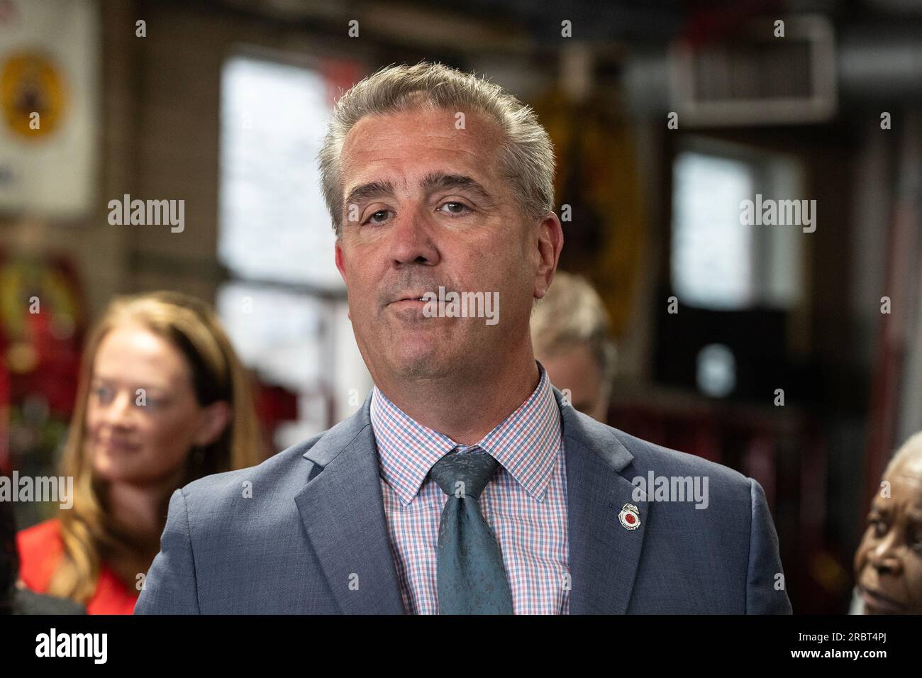 New York, New York, États-Unis. 10 juillet 2023. Le président du syndicat des pompiers en uniforme James McCarthy parle lors de la conférence de presse sur l'anniversaire de la Croisade des enfants ou Marche des enfants comme il est connu à FDNY Engine 1, Ladder 24 station à New York. Mars a eu lieu à Birmingham, Alabama du 2 au 10 mai 1963 et a été suivie par plus de 5 000 écoliers, 3 d'entre eux ont participé à cette conférence de presse : Gloria Washington, Gwendolyn Gamble, Gwyndoln Webb. Les membres de la FDNY à l'époque se sont élevés contre les pompiers de la ville de Birmingham en utilisant la force contre les enfants. (Image de crédit : © Lev Radin Banque D'Images