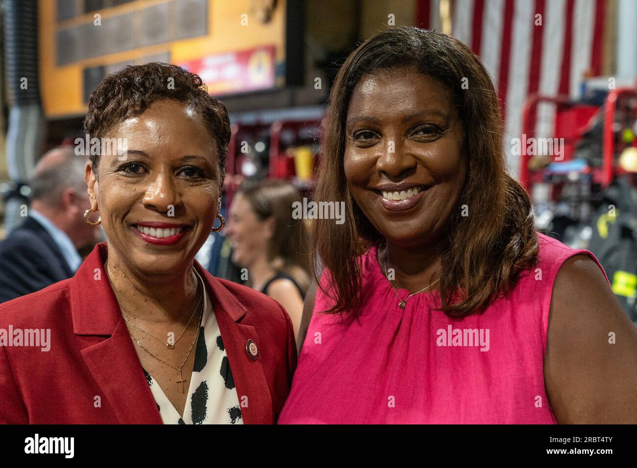 New York, New York, États-Unis. 10 juillet 2023. Adrienne Adams, présidente du conseil municipal, et Letitia James, procureur général de l'État, assistent à une conférence de presse à l'occasion de l'anniversaire de la Croisade des enfants ou Marche des enfants, connue au FDNY Engine 1, Ladder 24 station à New York. Mars a eu lieu à Birmingham, Alabama du 2 au 10 mai 1963 et a été suivie par plus de 5 000 écoliers, 3 d'entre eux ont participé à cette conférence de presse : Gloria Washington, Gwendolyn Gamble, Gwyndoln Webb. Les membres de la FDNY à l'époque se sont élevés contre les pompiers de la ville de Birmingham en utilisant la force contre les enfants. (Crédit IM Banque D'Images
