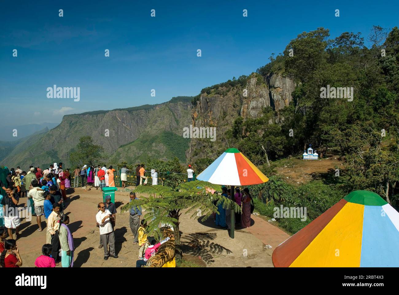 Touriste admirant les roches de pilier à Kodaikanal, Tamil Nadu, Inde du Sud, Inde, Asie. Un ensemble de trois piliers de roche géants qui s'élèvent à 122 mètres de haut Banque D'Images