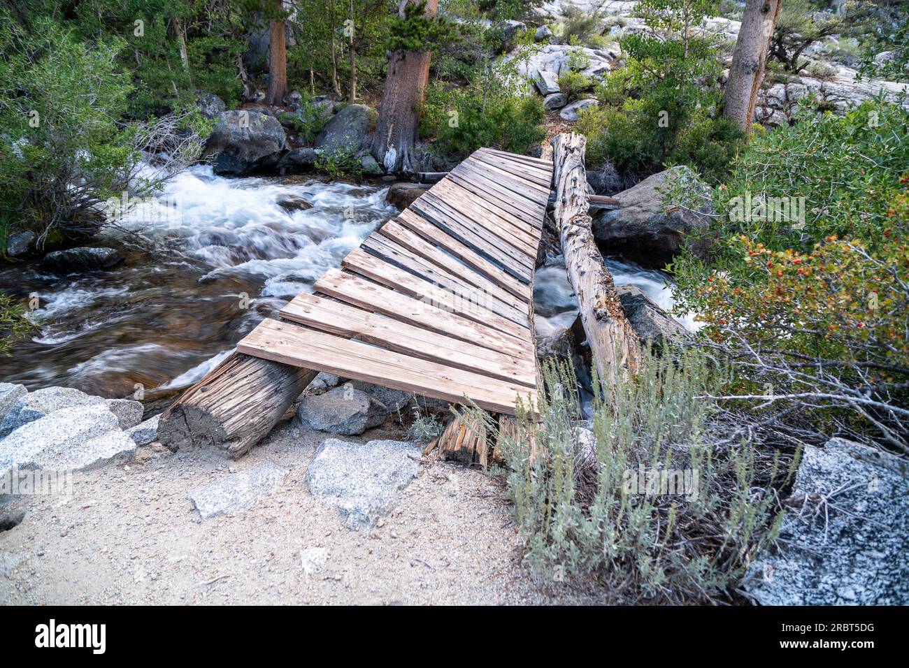 Pont au-dessus de Bishop Creek près du lac Sabrina, forêt nationale d'Inyo, Californie Banque D'Images