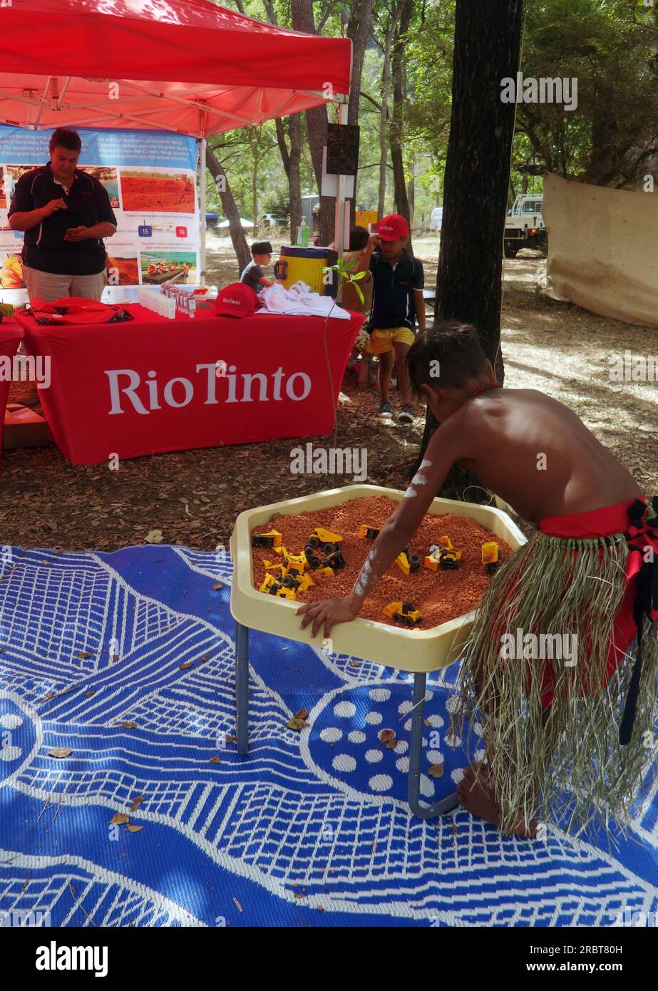 Jeune jouant avec des camions de pelleteuse fournis par le commanditaire du festival Rio Tinto, Laura Quinkan Indigenous Dance Festival, Cape York Peninsula, Queensl Banque D'Images