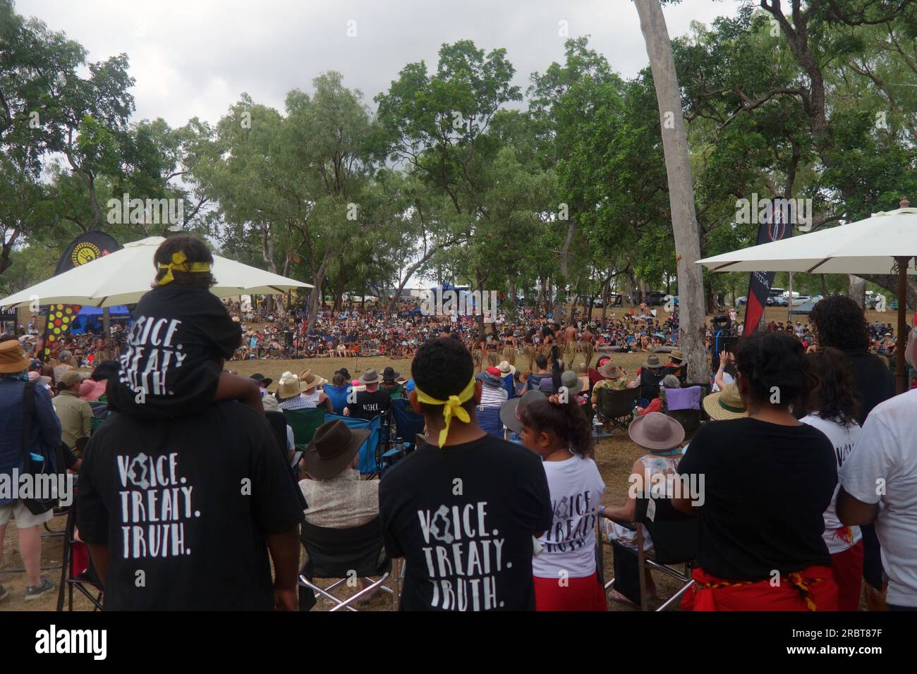T-shirts voix, traité, vérité au Laura Quinkan Indigenous Dance Festival, Cape York Peninsula, Queensland, Australie, 2023. Pas de MR ou PR Banque D'Images