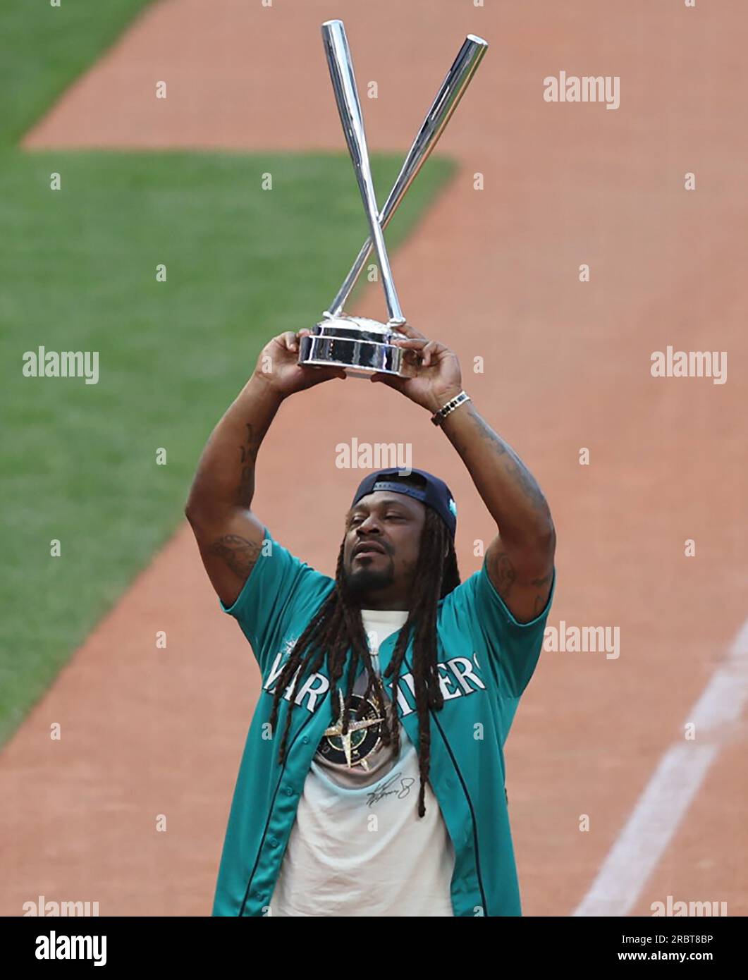 Seattle, États-Unis. 10 juillet 2023. L'ancien Seattle Seahawk Marshawn Lynch détient le trophée des vainqueurs lors du Home Run Derby MLB 2023 au T-Mobile Park à Seattle, Washington, le lundi 10 juillet 2023. Photo de Aaron Josefczyk/UPI crédit : UPI/Alamy Live News Banque D'Images