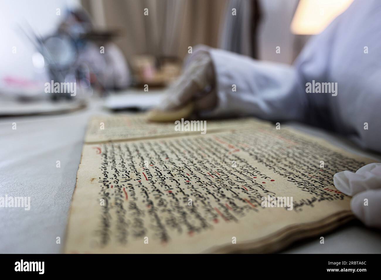 Gaza, Palestine. 10 juillet 2023. Une palestinienne spécialisée dans la conservation, la restauration et la numérisation de manuscrits et de livres rares travaille dans un laboratoire de la Fondation « Eyes on Heritage » pour les études, la recherche et l'édition dans la ville de Gaza. Les palestiniennes travaillent à l'archivage et à la restauration de manuscrits et de livres historiques rares anciens dans un laboratoire financé par la British Library de Londres et le Hill Museum. (Photo Ahmed Zakot/SOPA Images/Sipa USA) crédit : SIPA USA/Alamy Live News Banque D'Images