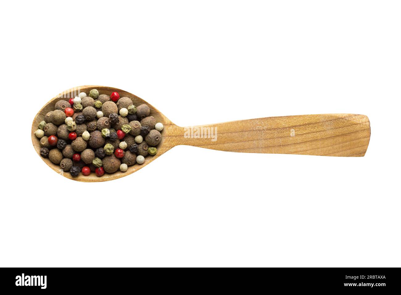 mélange de poivrons chauds, rouges, noirs, blancs et verts pour ajouter à la nourriture. épice dans la cuillère en bois isolé sur blanc. assaisonnement de délicieux repas. Banque D'Images