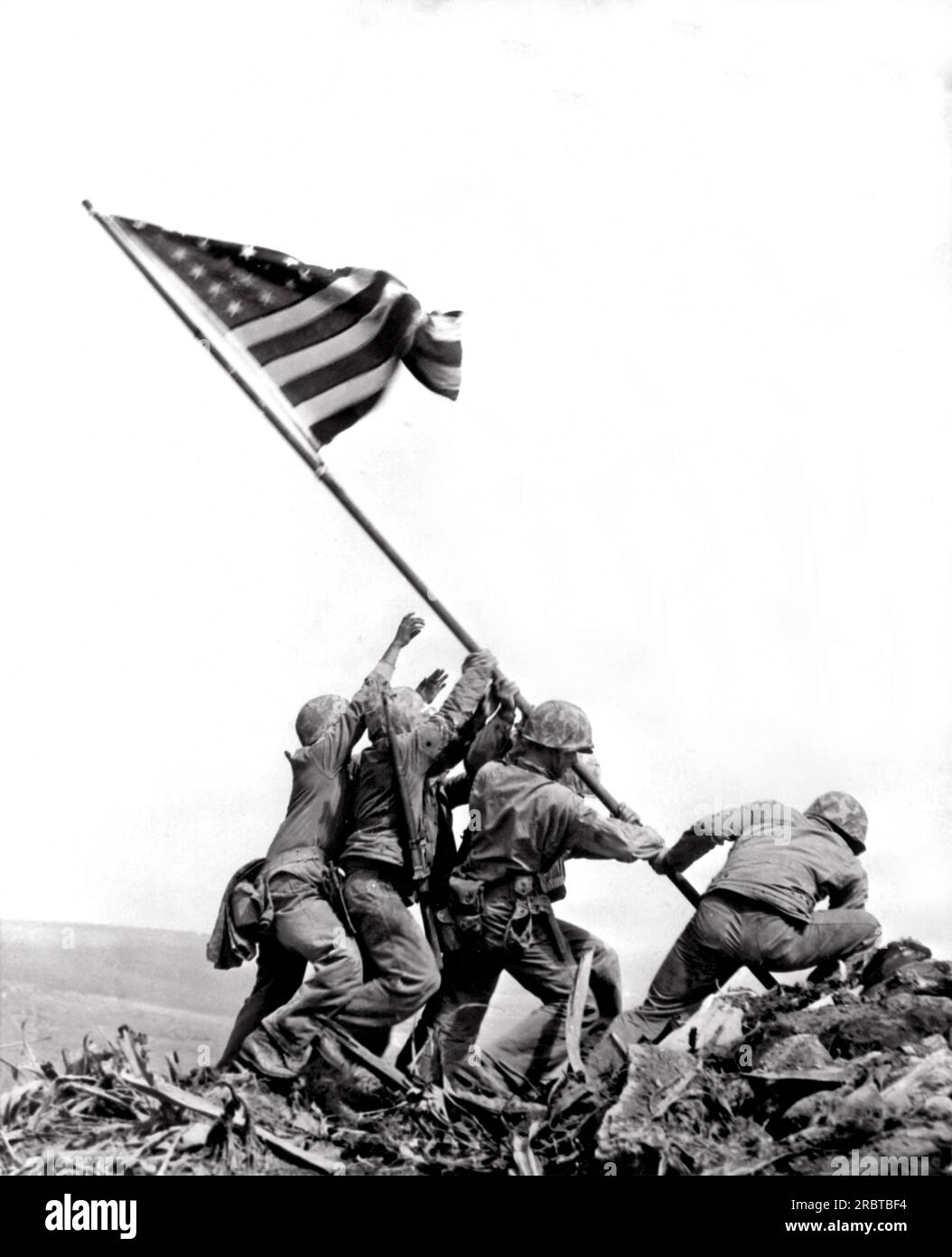 Iwo Jima, Japon : 23 février 1945. Joe Rosenthal "Flag Raising on Iwo Jima". Prise sur le mont Suribachi quatre jours après le débarquement des Marines, elle a remporté le prix Pulitzer. Banque D'Images