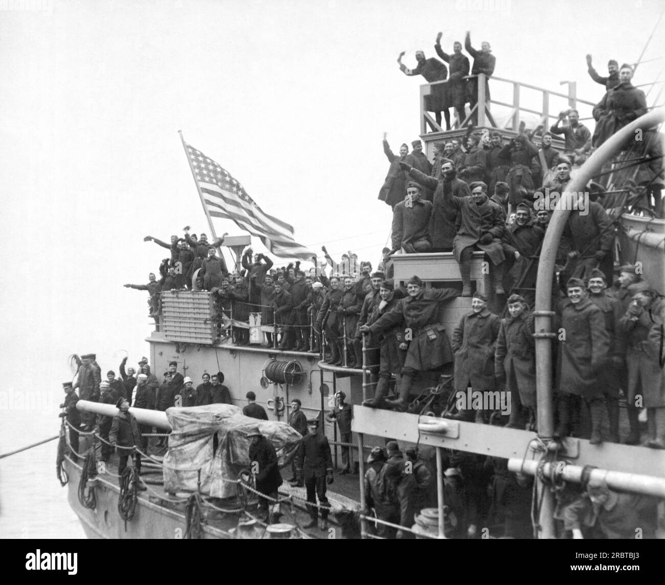 Hoboken, New Jersey : 18 janvier 1919 joyeuses troupes de la première Guerre mondiale revenant d'Europe sur le President Grant. Banque D'Images