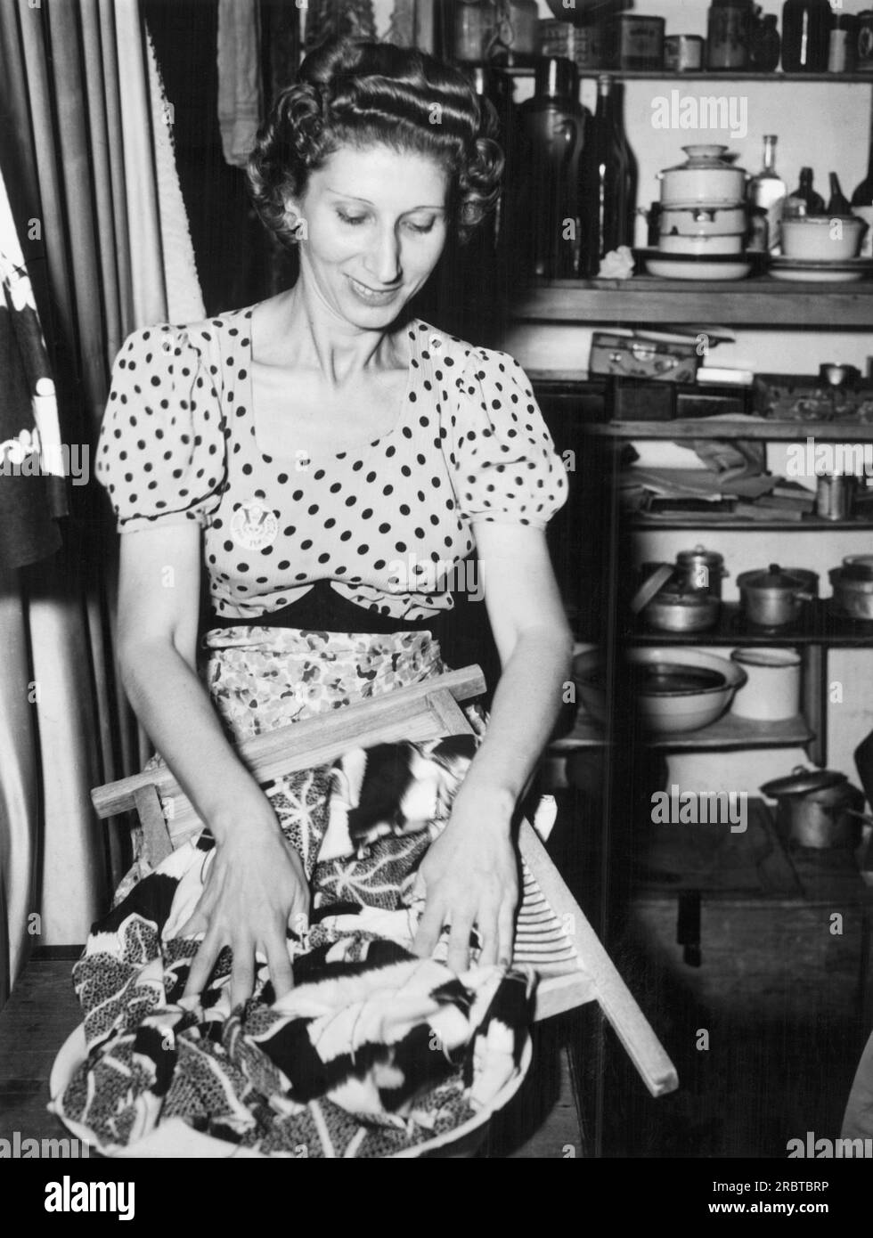 Shanghai, Chine : septembre 1945 Isabelle Alcone de San Francisco lave des vêtements au camp d'internement japonais de Chapei en Chine où elle et environ 250 Américains ont été détenus pendant les années de guerre. Banque D'Images