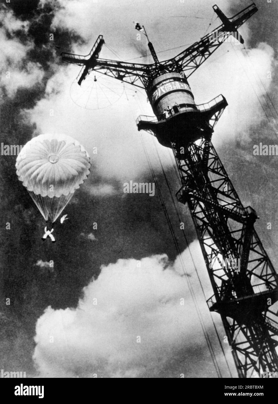 Japon. 28 novembre 1941. Un membre des troupes parachutistes japonaises juste après avoir été libéré d'une tour d'entraînement. La prochaine étape sera de sauter d'un avion. Banque D'Images