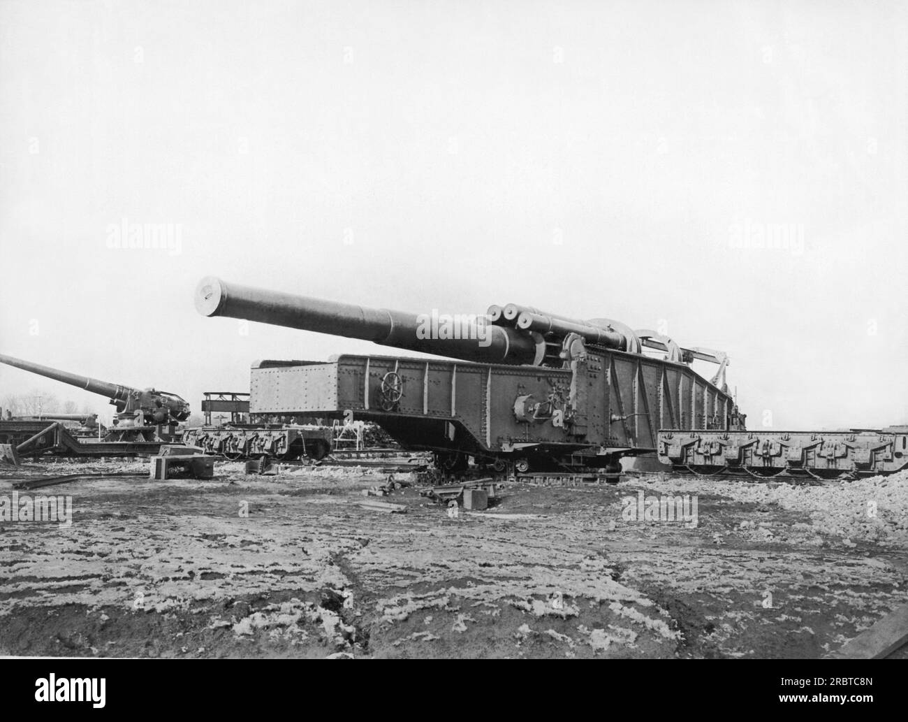 États-Unis : 11 février 1919 un des gros canons de 14 pouces utilisé dans la guerre contre les Allemands. Celui-ci tire un obus de 1200 livres avec une portée de 19 miles. Il peut être retiré des voies ferrées pour être utilisé sur des fondations terrestres. Banque D'Images