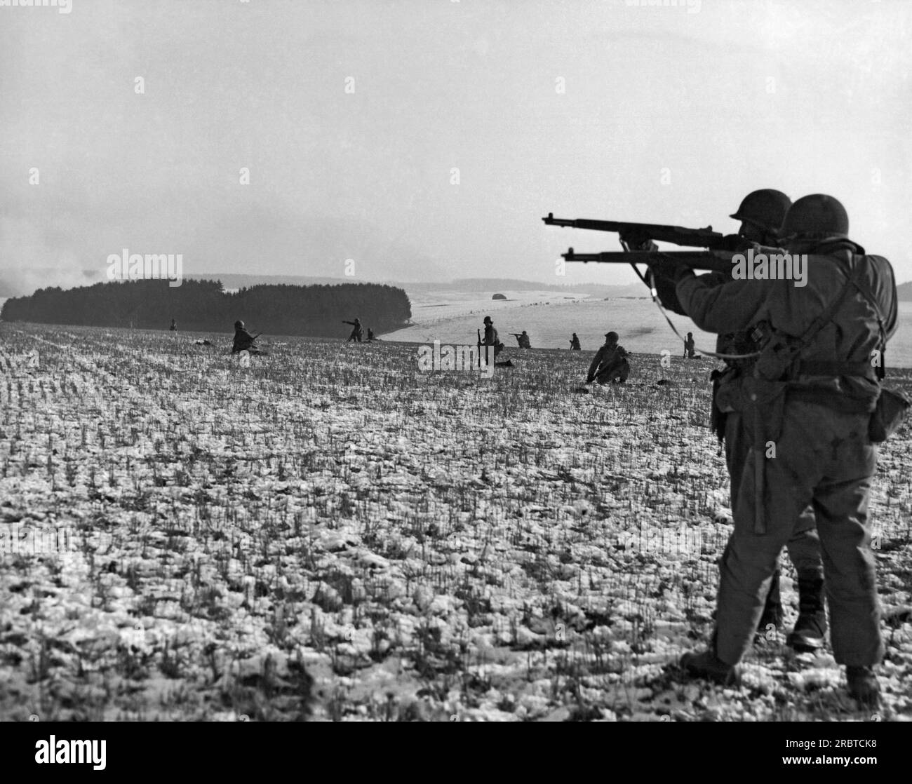 Bastogne, Belgique, 27 décembre 1944 fantassins du 10e régiment d'infanterie, 4e division blindée tirant sur les troupes allemandes, dans l'avance américaine pour soulager la pression sur les troupes A/B encerclées. Banque D'Images