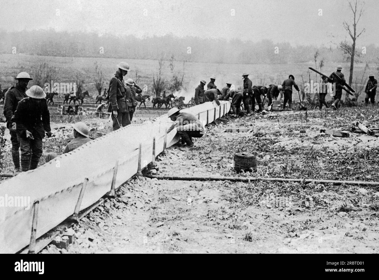 Europe : Ocotober 9, 1918 Tommies britanniques érigeant un abreuvoir en toile pour l'usage de la cavalerie. Les services d'eau au front étaient critiques, et l'eau fournie devait être traitée chimiquement et filtrée de la même manière qu'une usine municipale d'aqueduc. Banque D'Images