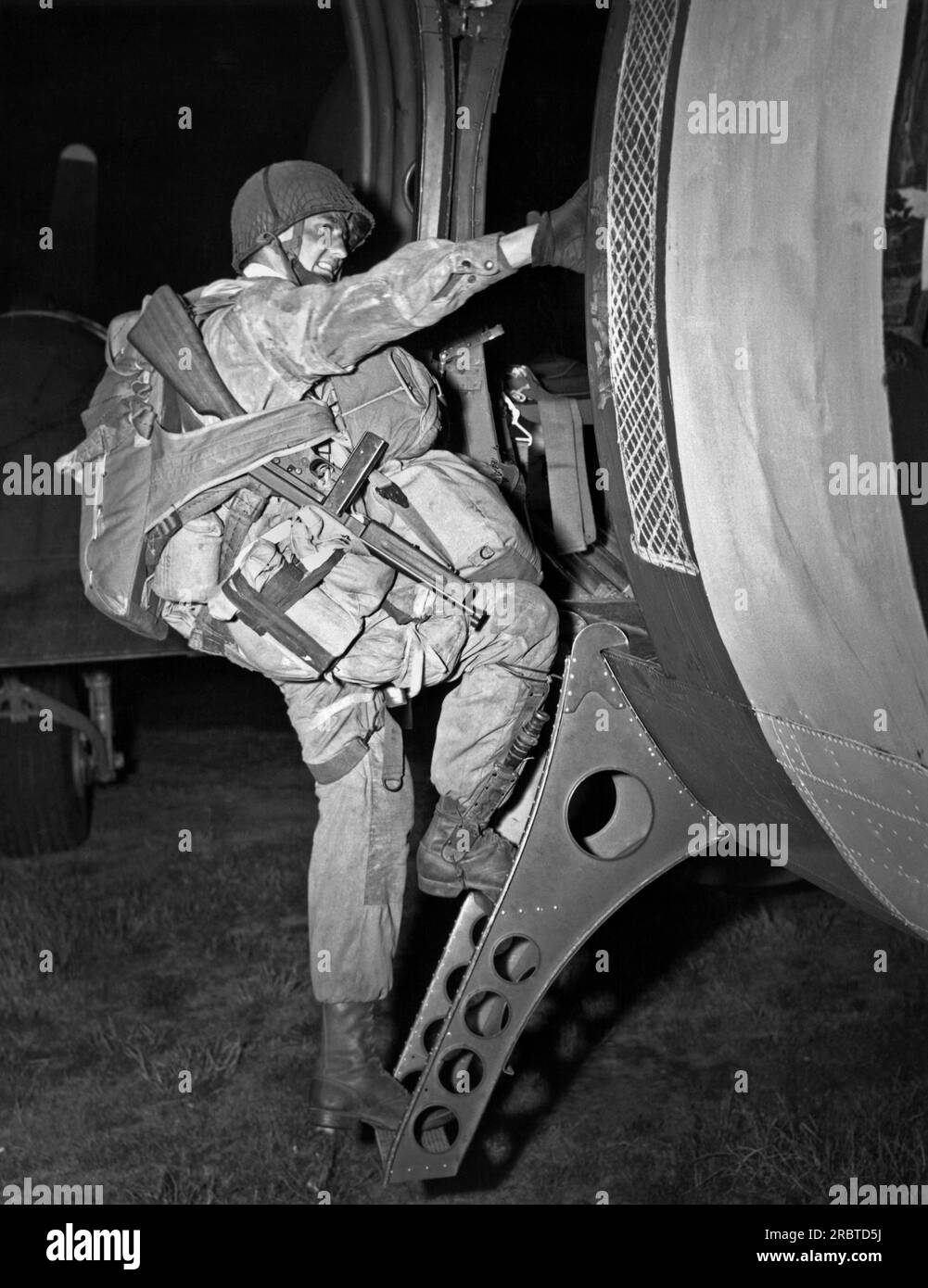 Europe : 6 juin 1944. Un parachutiste avec tous ses outils du métier se prépare pour le débarquement du jour J. Banque D'Images