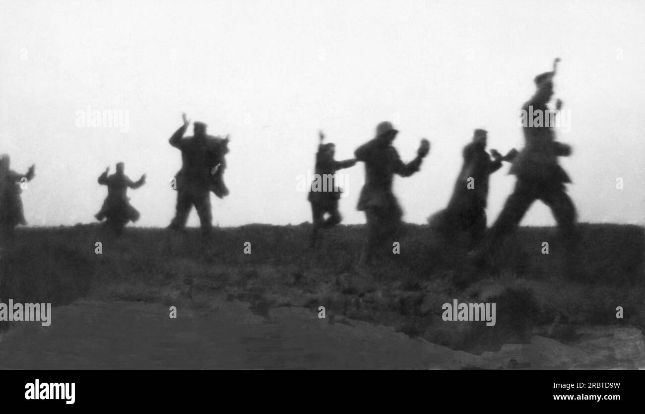 Laffaux, France : 1914 les premiers prisonniers allemands faits par les cuirassiers français (calvaire) à pied sur le plateau de Laffaux. L'attaque a commencé à 4 heures du matin. Banque D'Images