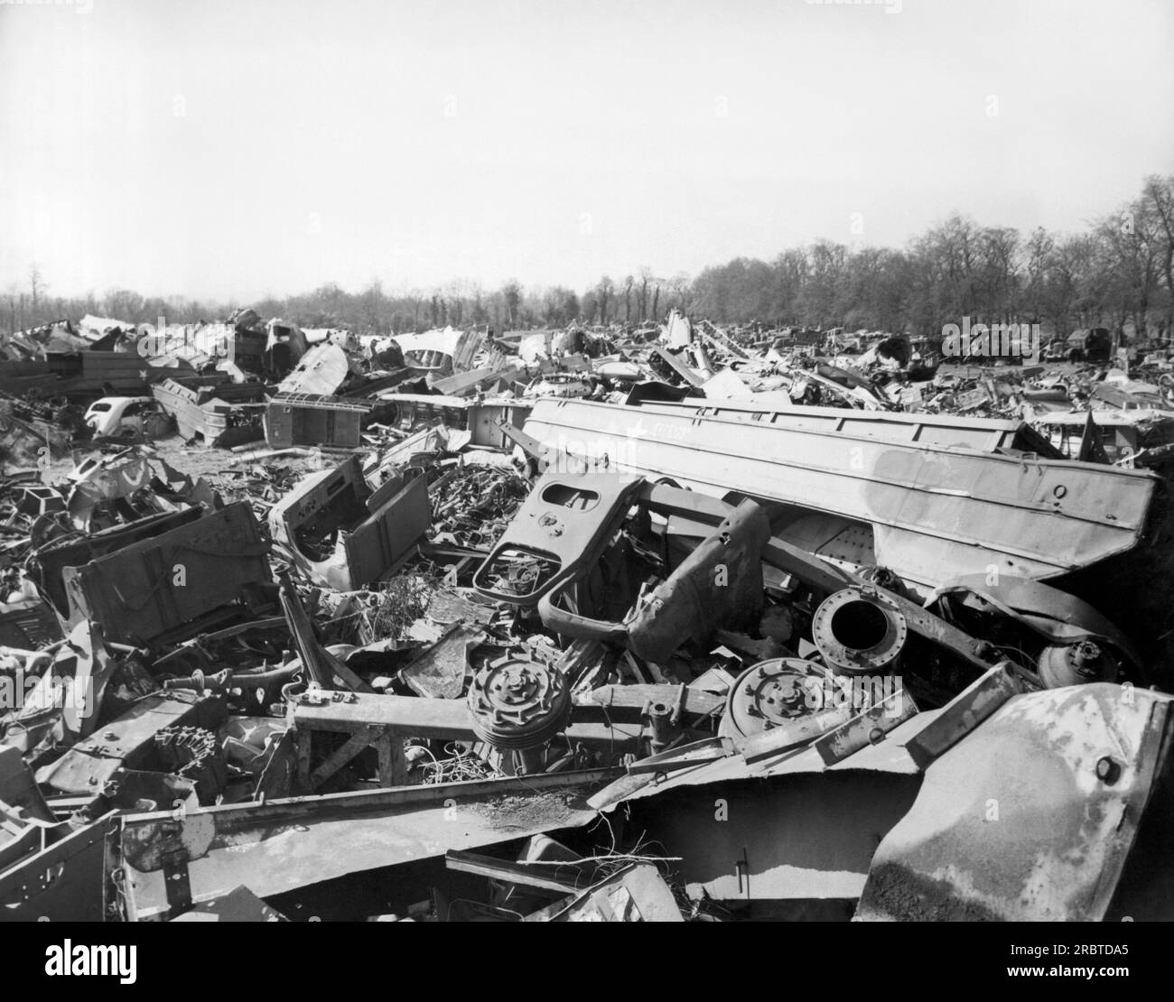 Normandie, France : avril, 1946 canards amphibies, avions naufragés et autre matériel de guerre qui a été laissé le long de St. LO-Carentan Road par l'avancée des armées alliées. Banque D'Images