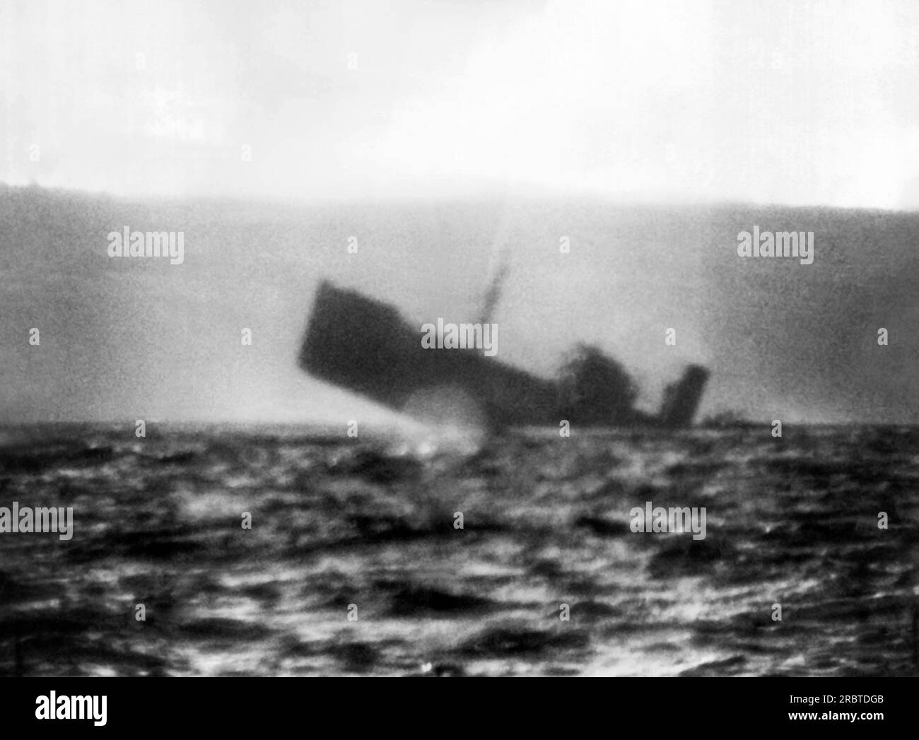 Japon, le 23 septembre 1942 Une photographie périscope d'un cargo japonais qui a été torpillé par un sous-marin de la flotte américaine du Pacifique dans les eaux intérieures japonaises. Banque D'Images