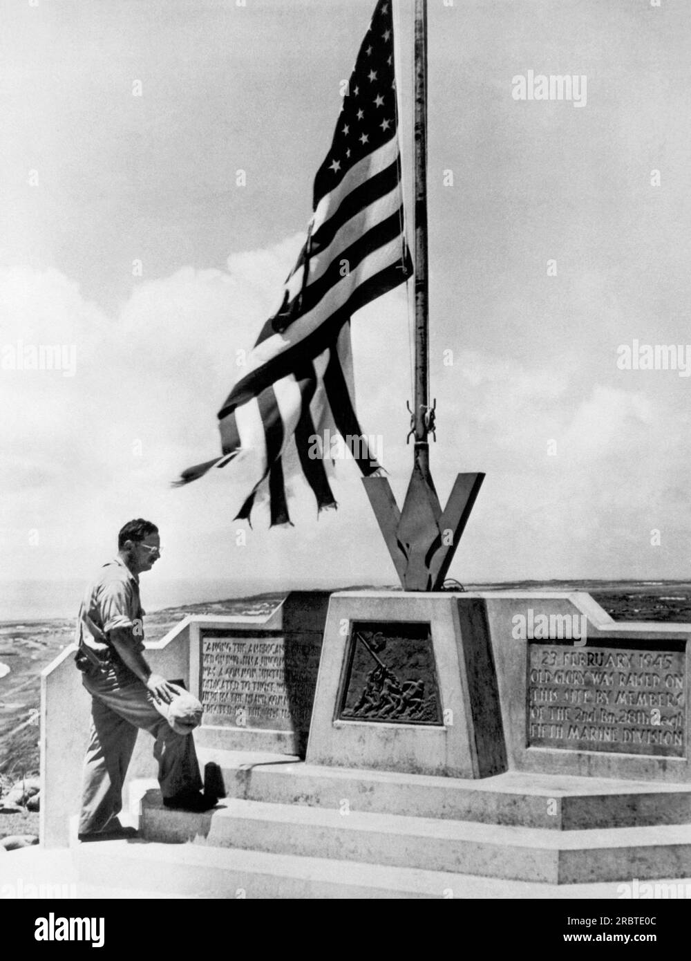 Iwo Jima, Japon : 8 juillet 1946 Joe Rosenthal, photographe de la Seconde Guerre mondiale, qui a fait monter le drapeau historique d'Iwo Jima sur le mont. Suribachi le 23 février 1945, visite le monument sur Iwo Jima qui marque maintenant l'endroit. Banque D'Images