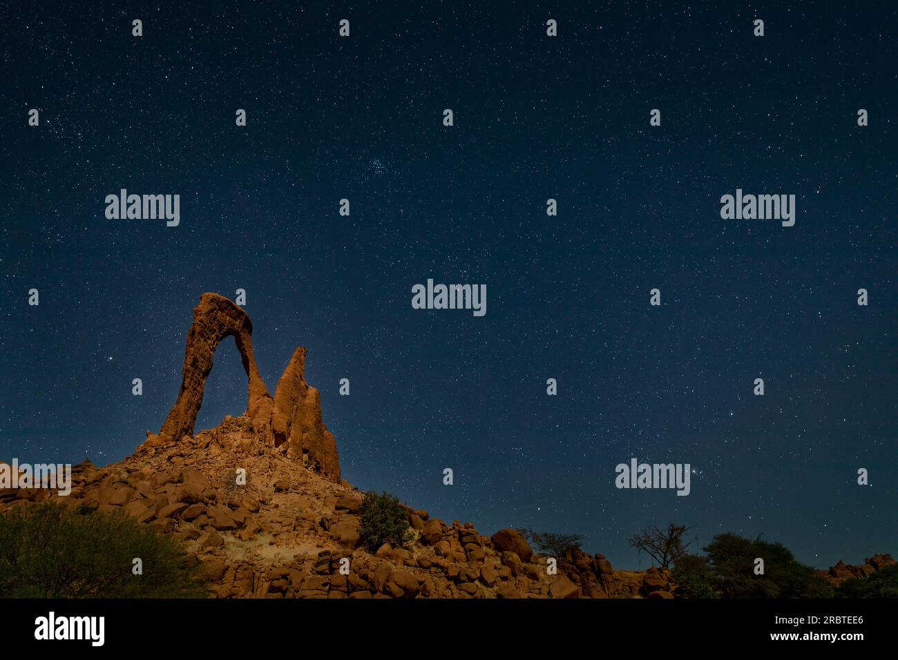 Sous un ciel étoilé de novembre, l'arche de Djoula - monument majestueux de Bashekele, se dresse à Ennedi, au Tchad. Banque D'Images