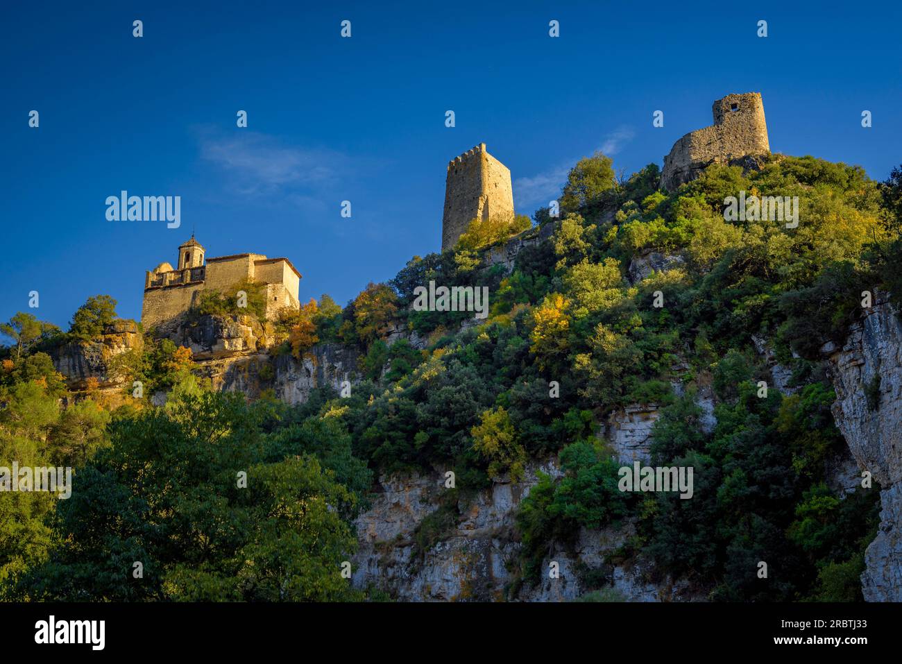 Château et église de Santa Perpètua de Gaià sur une falaise au-dessus de la rivière Gaià (Alt Camp, Tarragone, Catalogne, Espagne) Banque D'Images