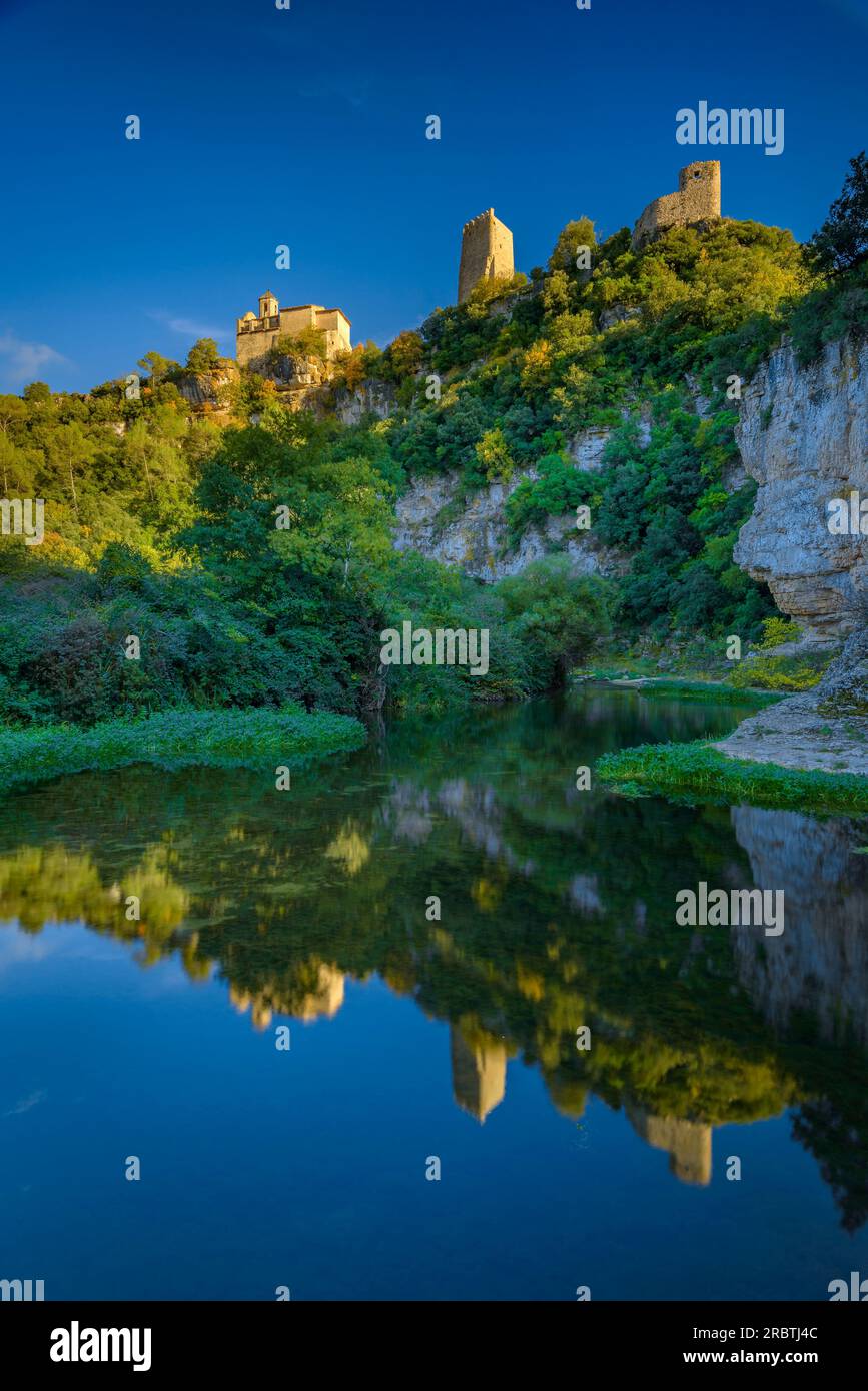 Château et église de Santa Perpètua de Gaià sur une falaise au-dessus de la rivière Gaià (Alt Camp, Tarragone, Catalogne, Espagne) Banque D'Images