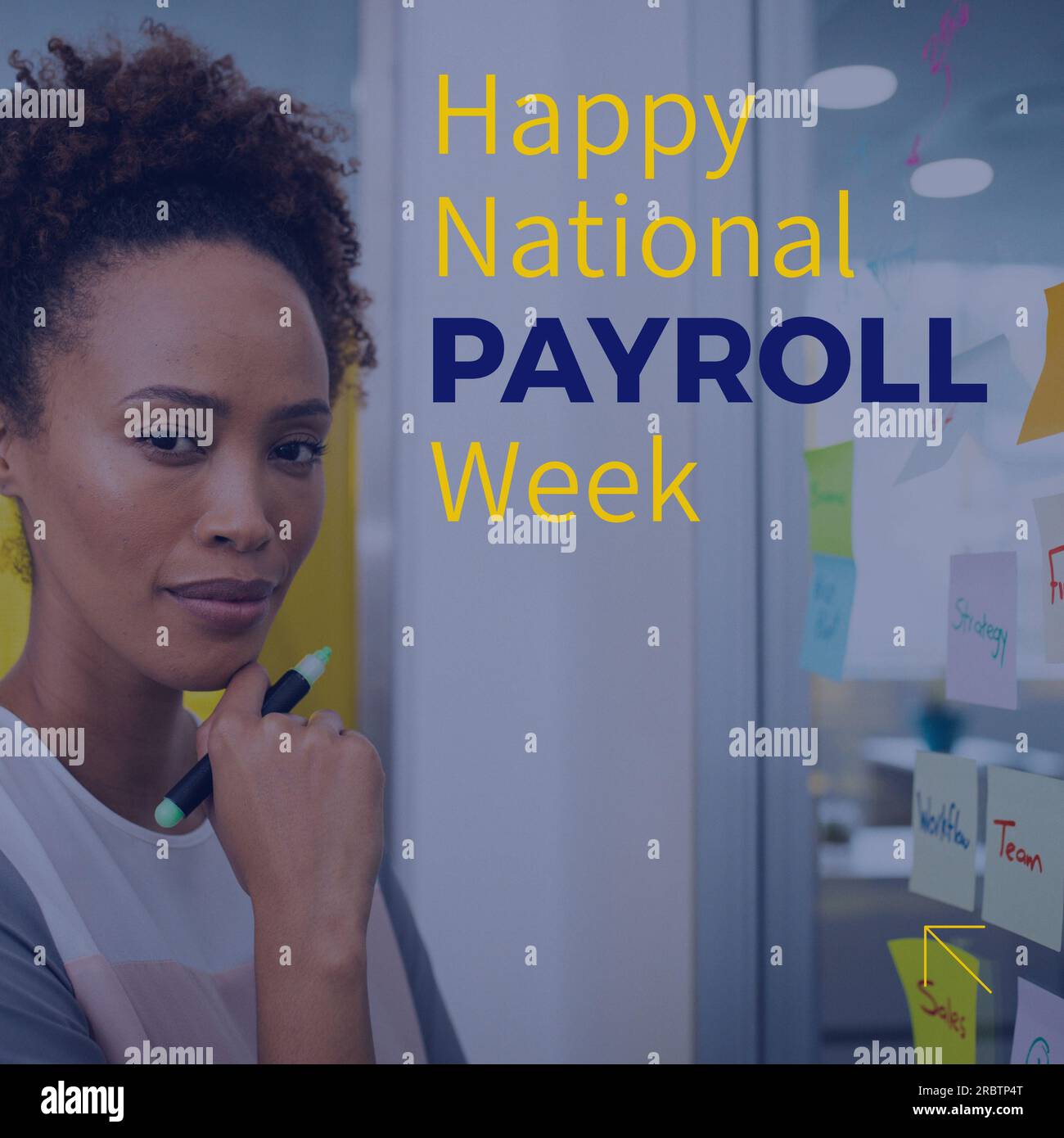 Composition du texte heureux de semaine nationale de paie sur la femme d'affaires biracial au mur de verre Banque D'Images