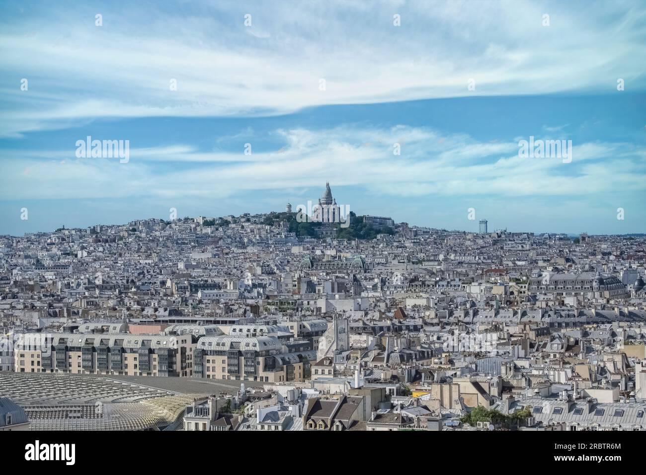Paris, vue aérienne de la ville, avec Montmartre et la basilique du Sacré-cœur en arrière-plan Banque D'Images