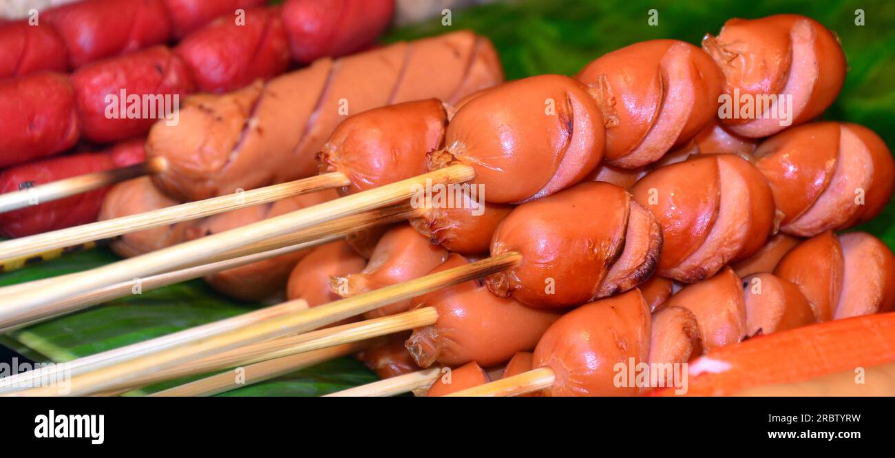 Petites saucisses sur bâtonnets à un étal sur un marché du matin, sur Patpong Road 1, dans le district de Silom, Bangkok, Thaïlande Banque D'Images