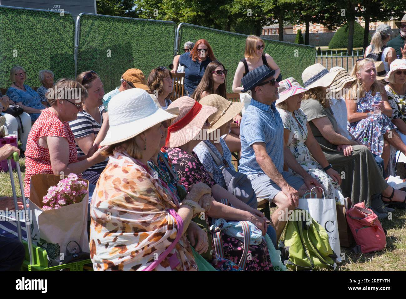 Les visiteurs du RHS Hampton court Flower Show à Londres écoutent une conférence sur le jardinage Banque D'Images