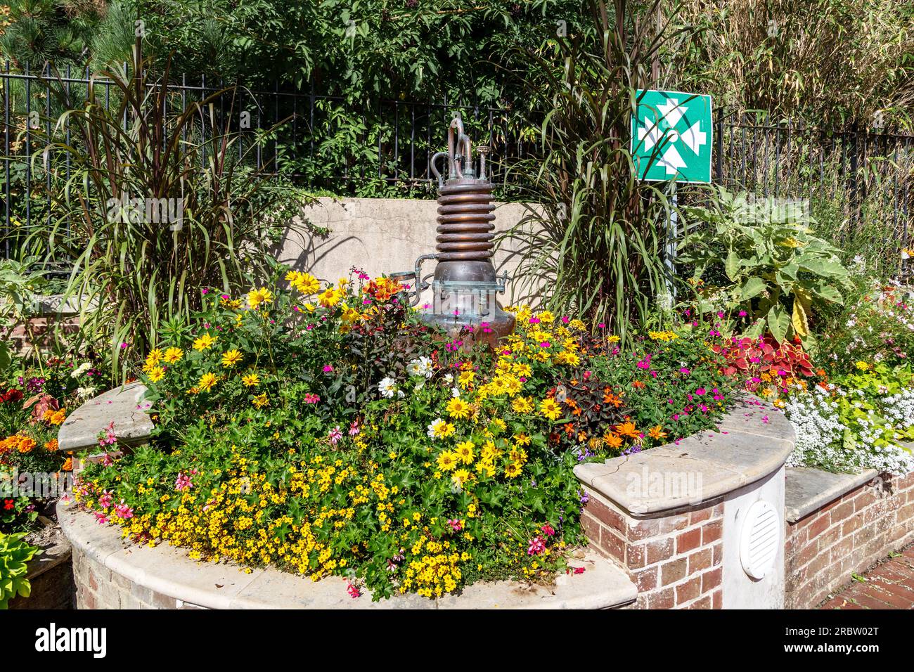 FÉCAMP, FRANCE - 1 SEPTEMBRE 2019 : Ceci est un monument à un petit appareil de distillation sur un parterre de fleurs près du Palais bénédictin, l'endroit où Banque D'Images
