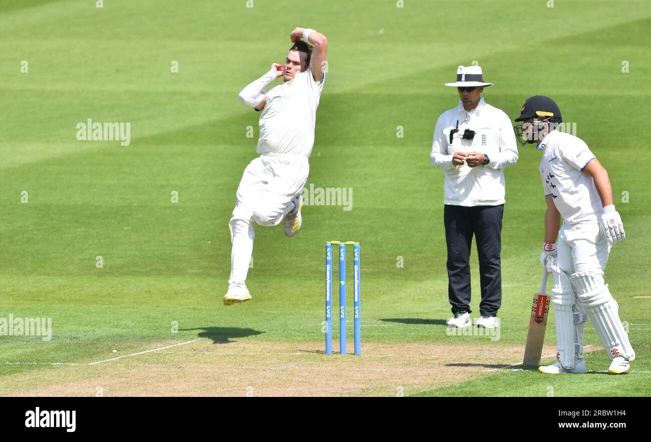 Hove UK 10 juillet 2023 - Sam Conners bowling pour Derbyshire contre Sussex lors de la première journée du LV= Insurance County Championship match de cricket au 1st Central County Ground à Hove : Credit Simon Dack /TPI/ Alamy Live News Banque D'Images