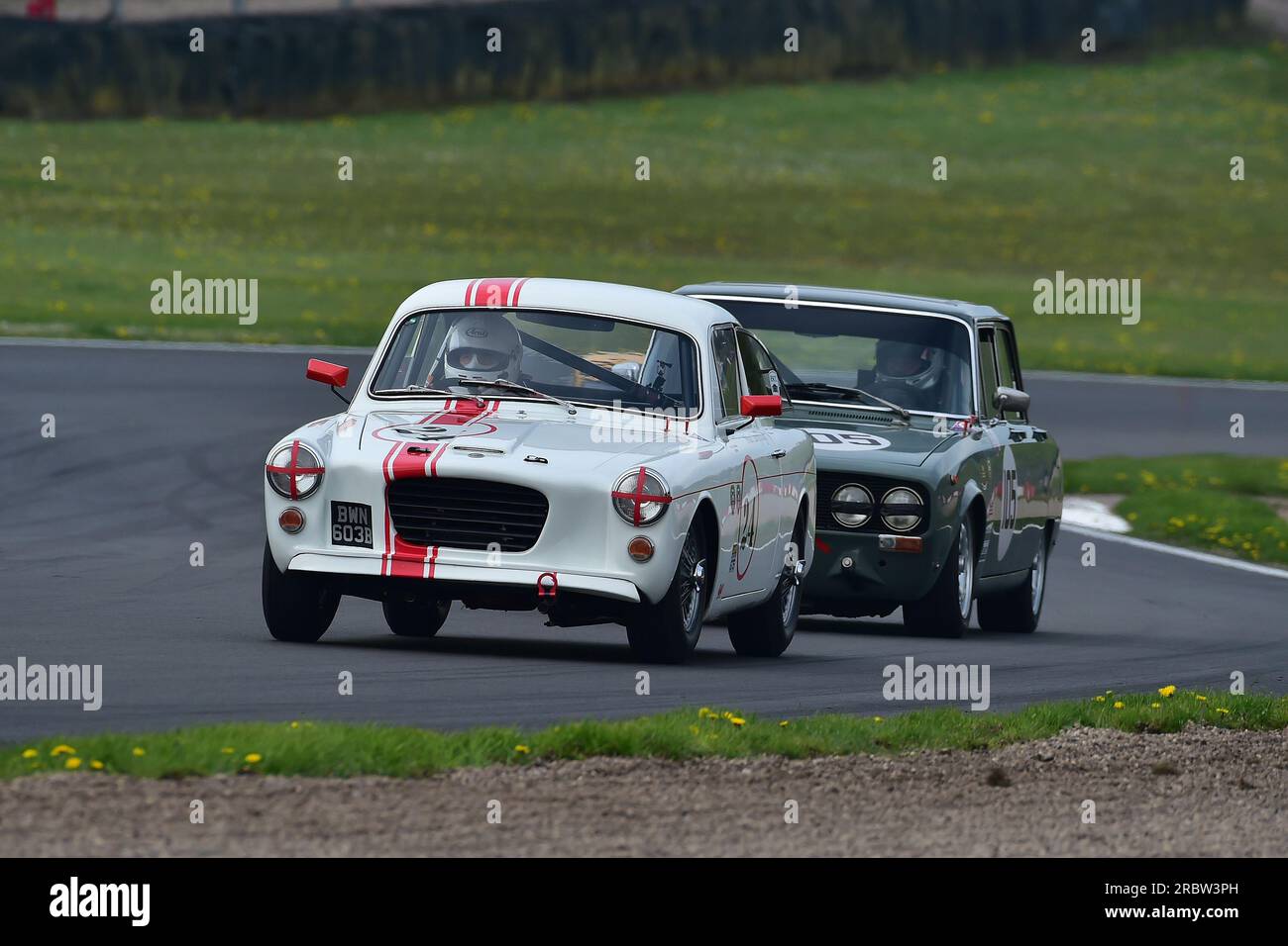 Mike Lamplough, Gilbern 1800 GT, un événement mettant en vedette deux grilles distinctes, DRHC Dunlop Allstars pour les voitures de sport, GT et Touring d'avant 1966. Les Allstars re Banque D'Images