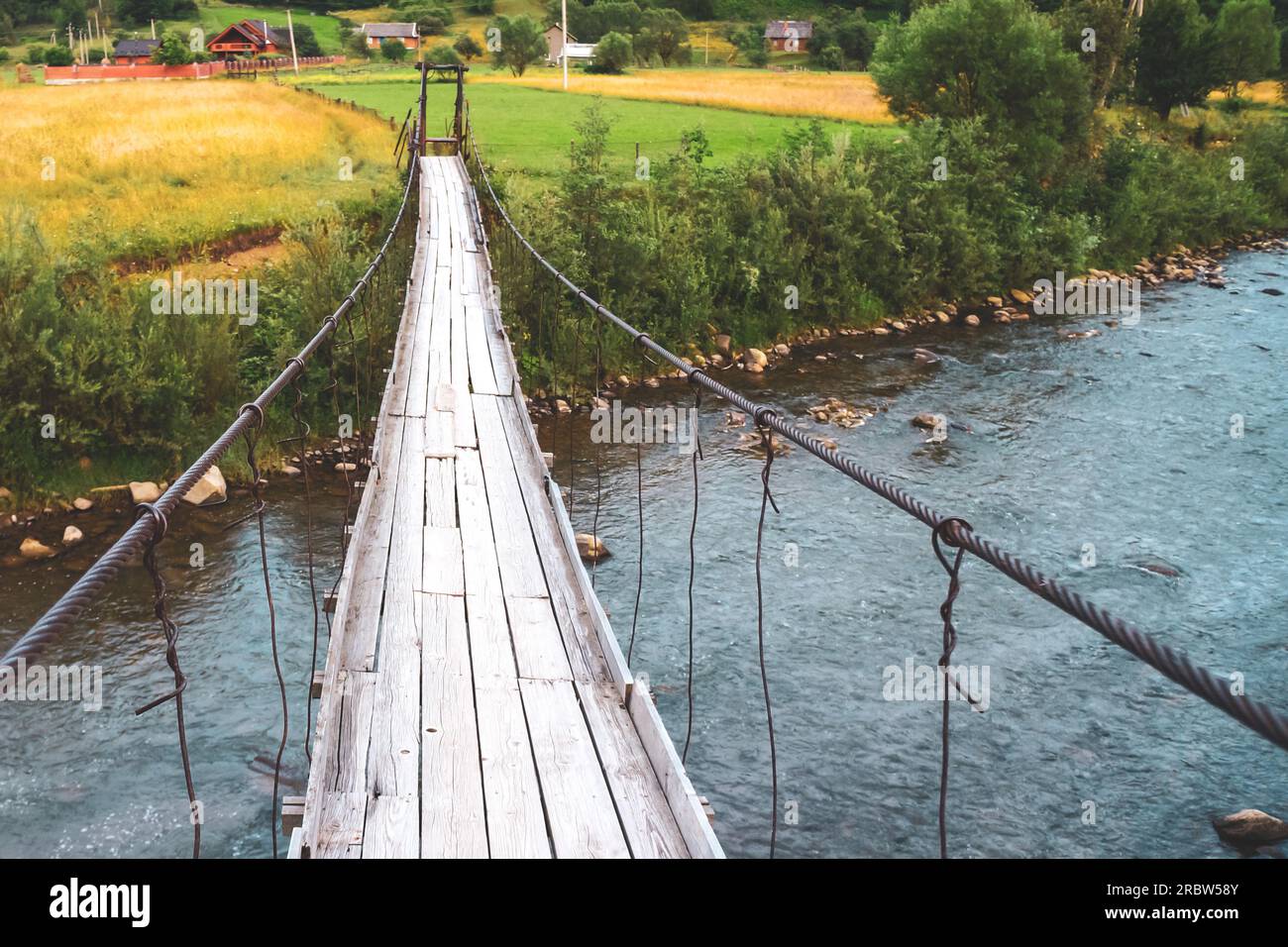 pont de câble, pont en bois. Incroyable pont de corde en bois sur une rivière. concept de surmonter les obstacles, le début du chemin Banque D'Images