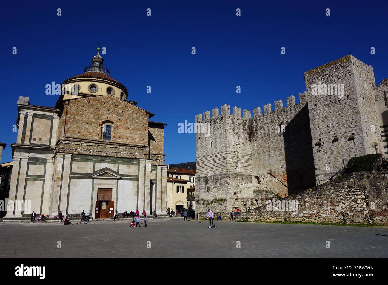 Place du centre historique de Prato avec ruines du château de l'Empereur et église Sainte Marie de la prison Renaissance Banque D'Images