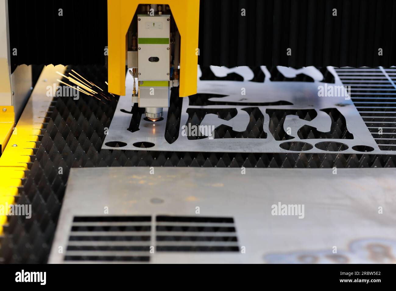 Découpe de métal avec machine de découpe laser CNC. Mise au point sélective. Banque D'Images