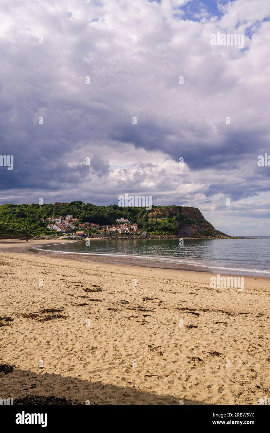 Plage de Runswick Bay à marée basse. Vue depuis la plage des sables et du village niché sous les falaises. Tourné à marée basse en été. Runswick Bay i. Banque D'Images