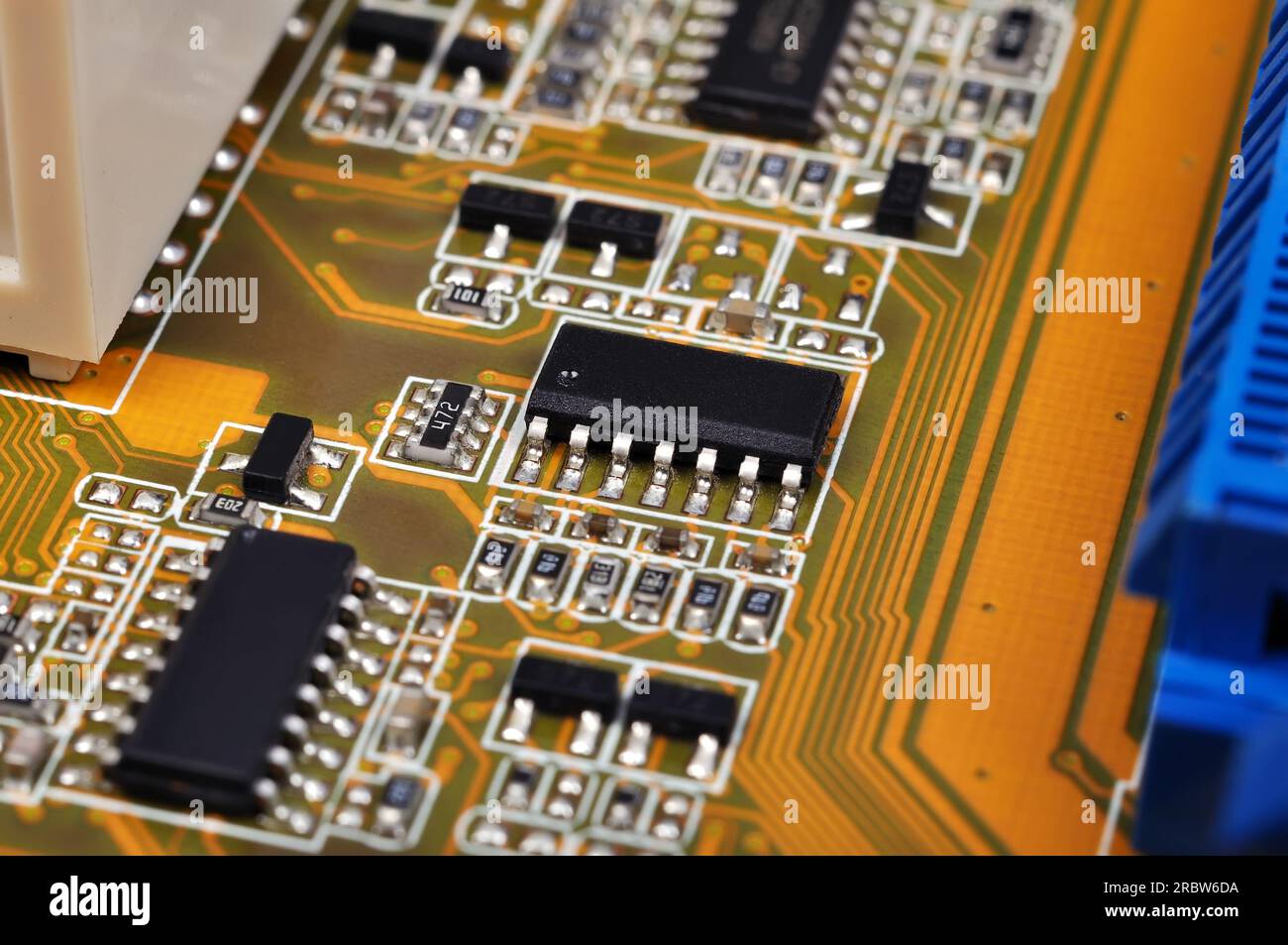 gros plan d'une carte de circuit électronique avec des puces électroniques Banque D'Images