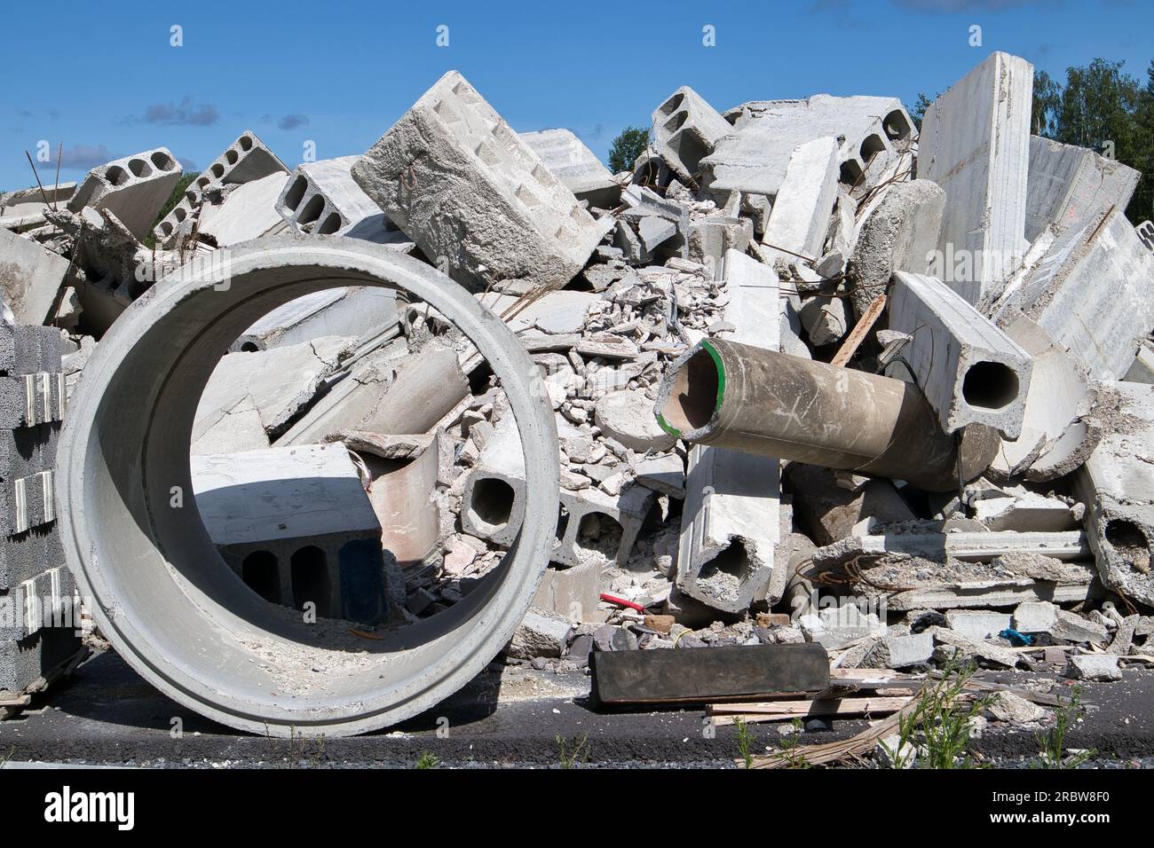 pile de débris de béton provenant de bâtiments démolis Banque D'Images