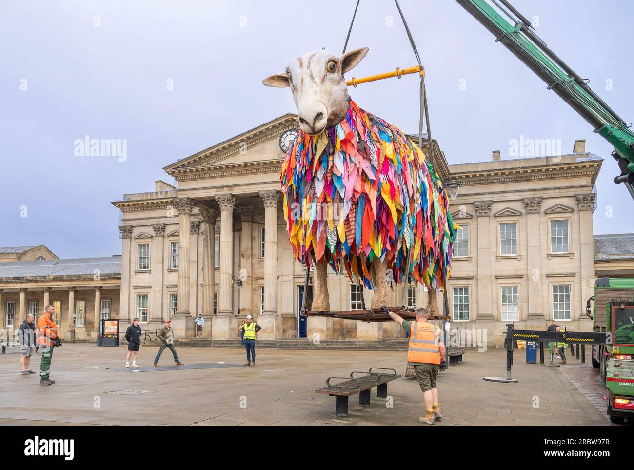 USAGE ÉDITORIAL SEULEMENT 'Mother Sheep (Aina)', une sculpture de 4,5 m de haut, qui fait partie de HERD, un projet de paysage sonore conçu par le compositeur Orlando Gough et produit par la société de production artistique Artichoke est dévoilé dans le cadre de Kirklees Year of Music 2023. Date de la photo : mardi 11 juillet 2023. Banque D'Images