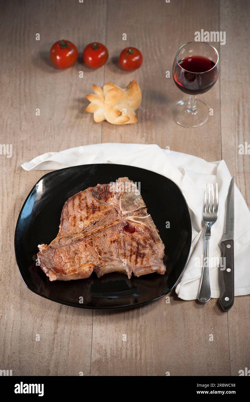 Bistecca di manzo (T - OS - Steak) et vin rouge. Après cuisson Banque D'Images