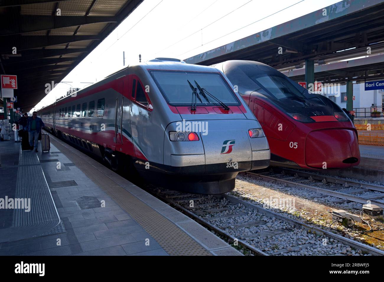 Trains à grande vitesse Trenitalia Frecciargento et Italo AGV à la gare de Bari, Italie, mai 2023 Banque D'Images