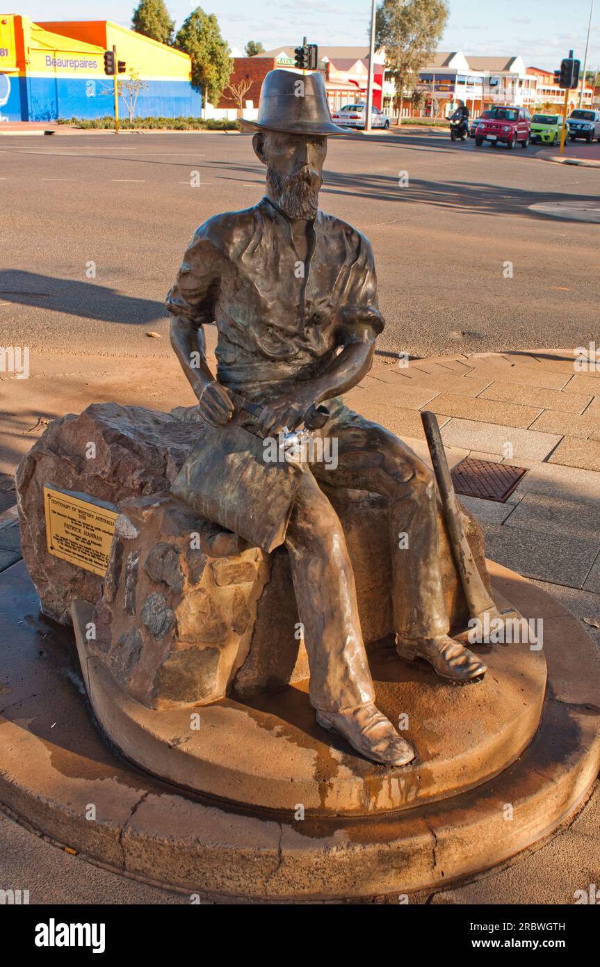 Fontaine à boire en bronze, un monument au mineur d'or, Paddy Hannan dans la rue principale de Kalgoorlie, Australie occidentale. Hannan a été le premier homme à frapper de l'or dans la région en 1893. La rue principale est nommée rue Hannan, d'après lui. Banque D'Images